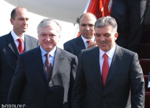 President Turci Abdullah Cul pribil v Yerevan. V aeroporte evo vstretil minister inostrannikh del Armenii Eduard Nalbandyan.